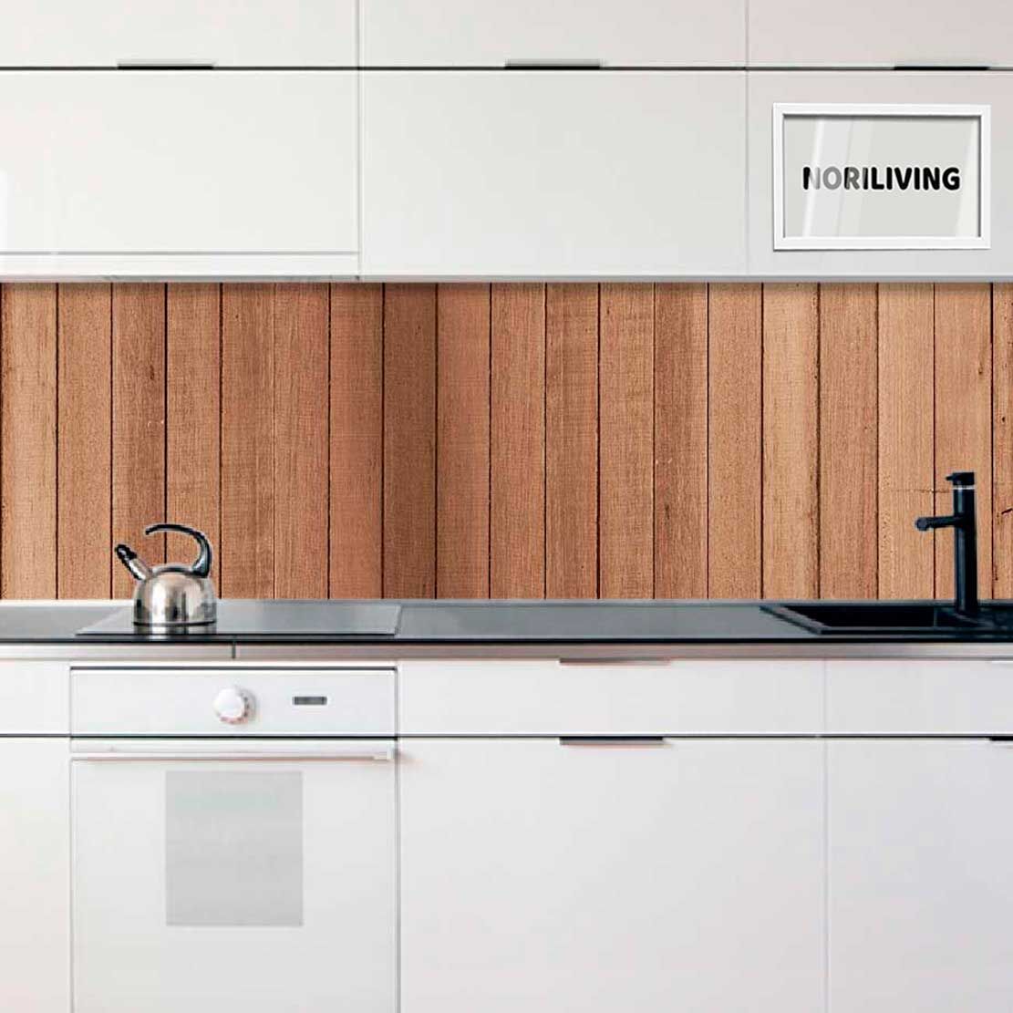 Weiße Küche mit Holzrückwand und modernen Geräten