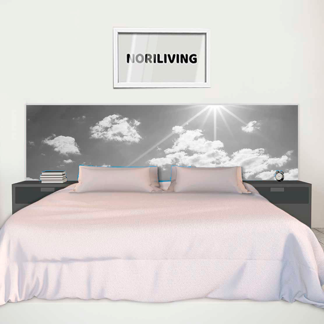 im Schlafzimmer eingebaute Bettrückwand mit Motiv blauer Himmel mit Wolken und Sonnenschein 562 schwarz-weiß
