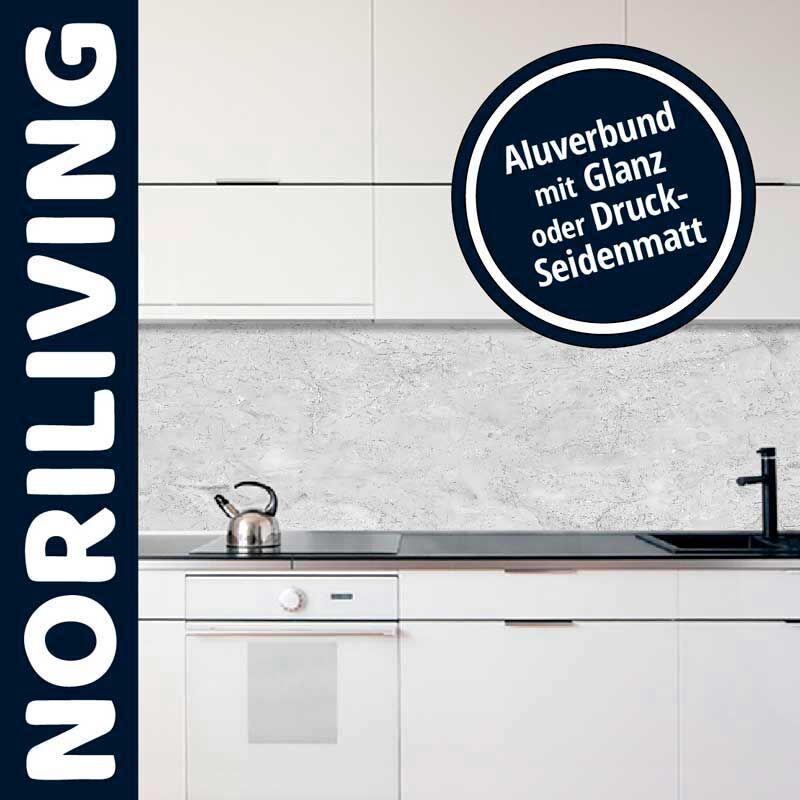 Helle Küche mit glänzender oder druck-seidenmatter Aluverbund-Rückwand und Wasserkocher auf dem Herd, von Noriliving