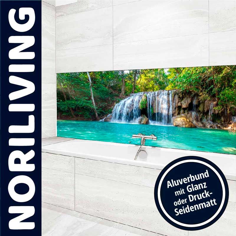 Badezimmer mit Wandbild eines klaren Wasserfalls inmitten grüner Natur, präsentiert von Noriliving. Aluverbund-Optionen: Glanz oder Druck-Seidenmatt.
