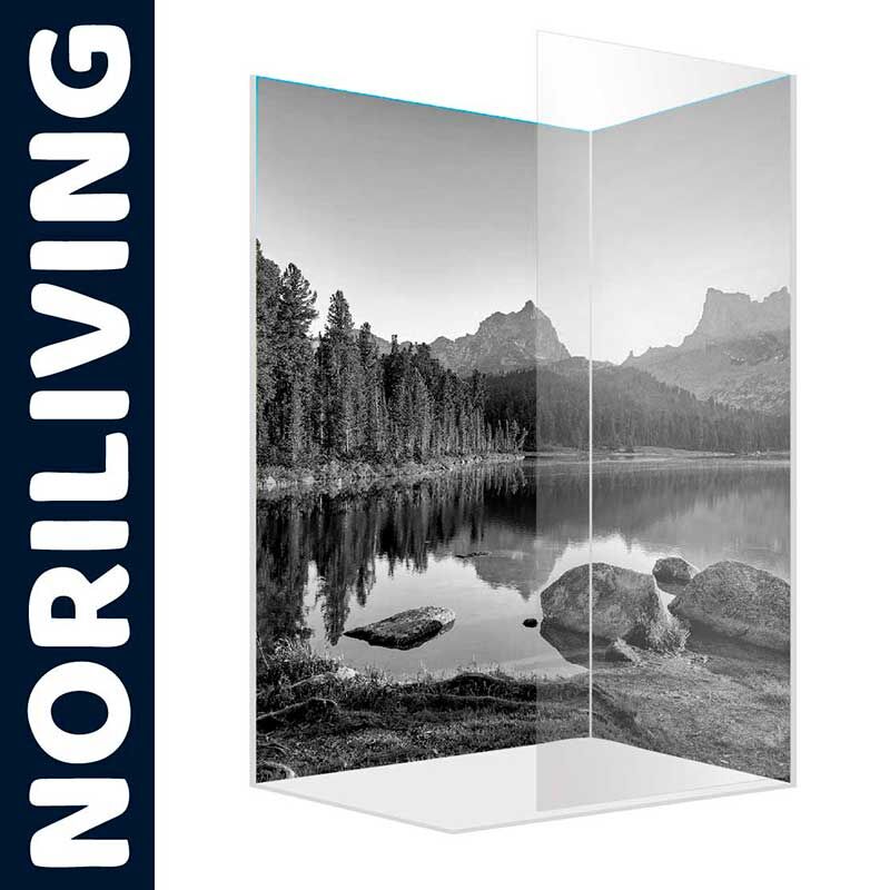 Transparente Duschtrennwand mit Bergsee-Motiv und der Marke NORILIVING in Schwarzweiß.