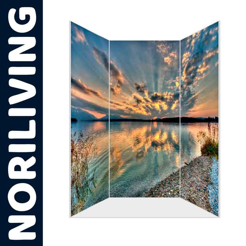 Ein dekorativer Paravent mit einem atemberaubenden Sonnenuntergang über einem See, abgebildet in drei Paneelen, von Noriliving.