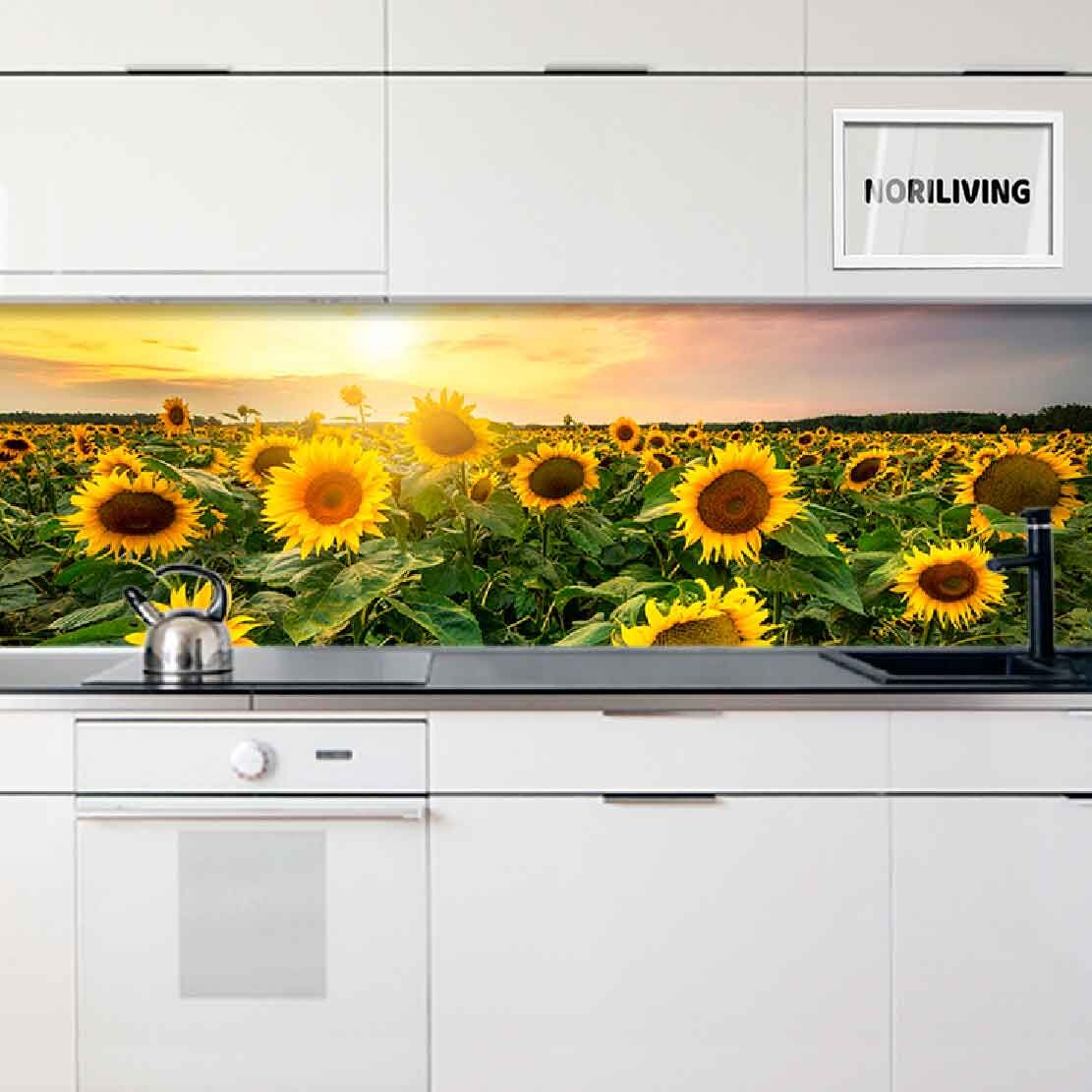 in der Küche eingebaute Küchenrückwand mit Motiv Schöner Sonnenaufgang über Sonnenblumen 940
