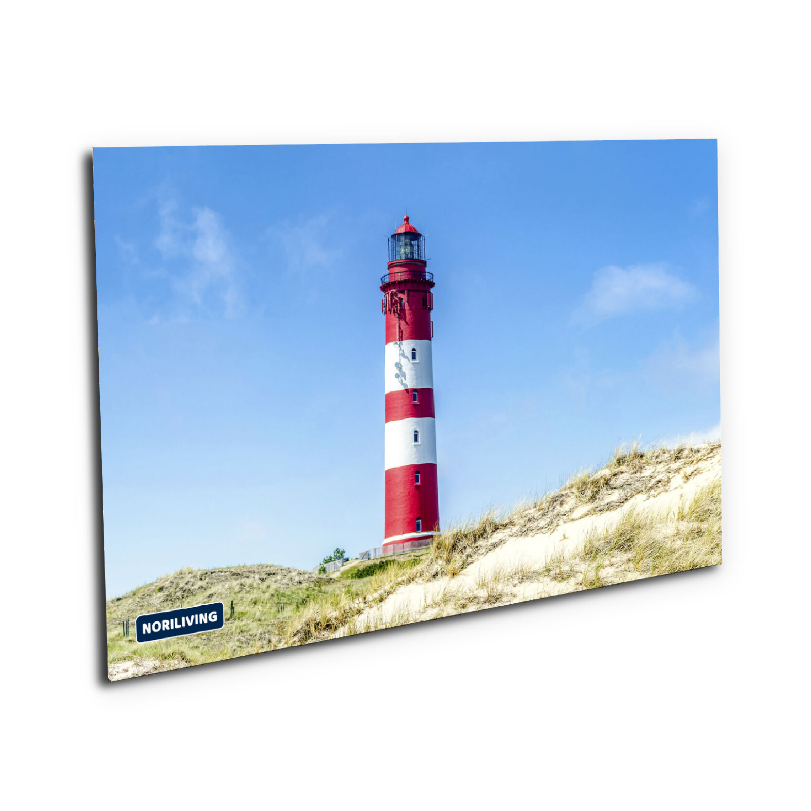 Leuchtturm auf einer Düne, umgeben von blauem Himmel und Sand, Leinwandbild von Noriliving