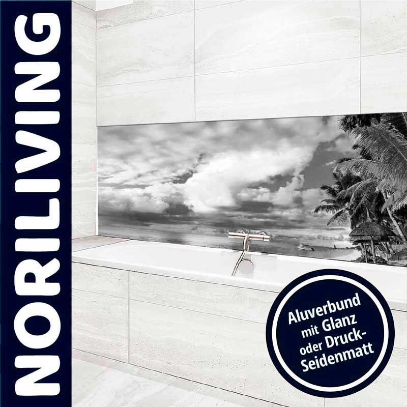 Elegante Badezimmerwand mit schwarz-weißem Aluverbundbild von Palmen und Wolken