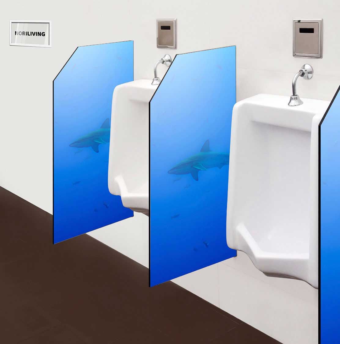 in der Toilette eingebaute Schamwand mit Motiv Totenhai unter Wasser 311