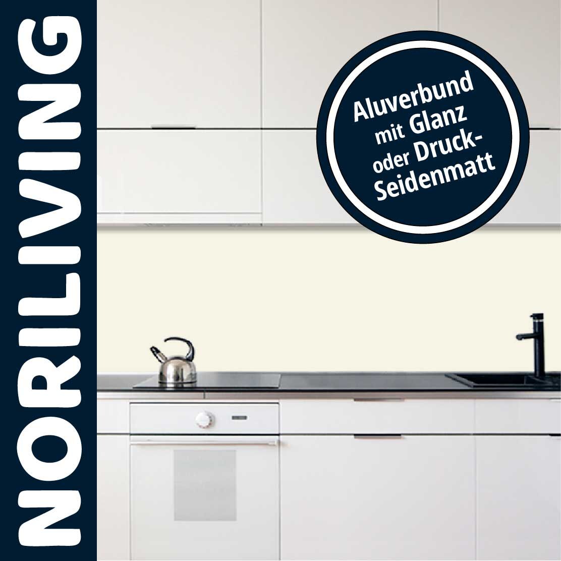 Weiße Küche mit Aluverbund Rückwand, glänzend oder seidenmatt, von Noriliving.