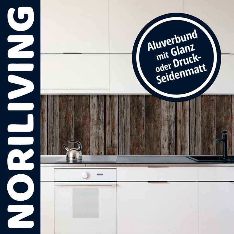 Weiße Küchenzeile mit silbernem Wasserkocher und Aluverbund Rückwand in Holzoptik von Noriliving