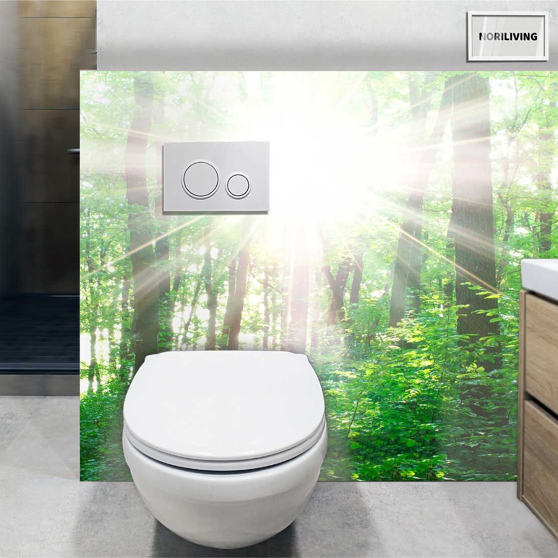 im WC eingebaute Toilettenrückwand mit Motiv helle Sonnenstrahlen in einem grünen Wald 018