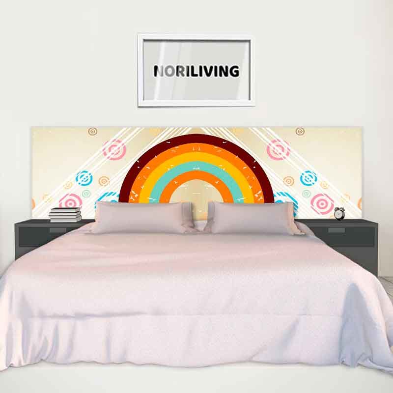 Bett mit Regenbogen-Kopfteil und Nachttischen, modernes Schlafzimmerdesign