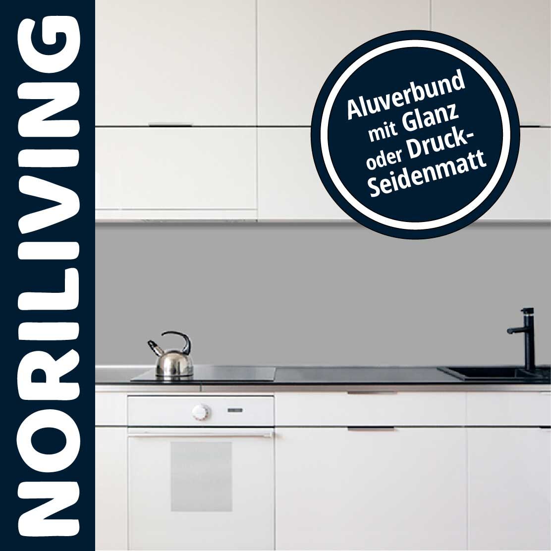 Weiße Einbauküche von Noriliving mit Aluverbundrückwand in Glanz oder Druck-Seidenmatt, Wasserkocher und schwarzem Wasserhahn