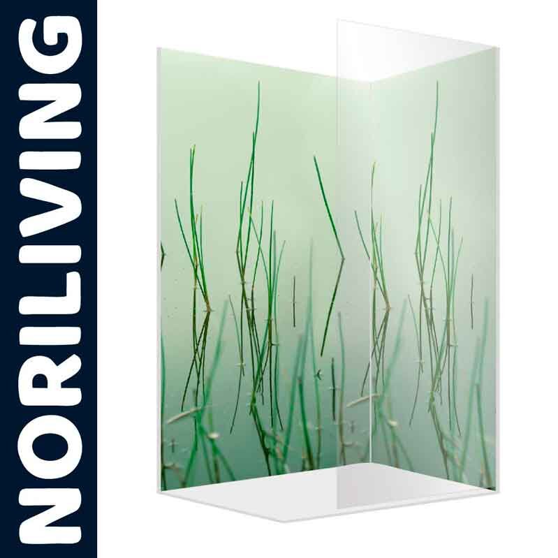 Glasabtrennung mit grünem Grasmuster und Noriliving-Logo