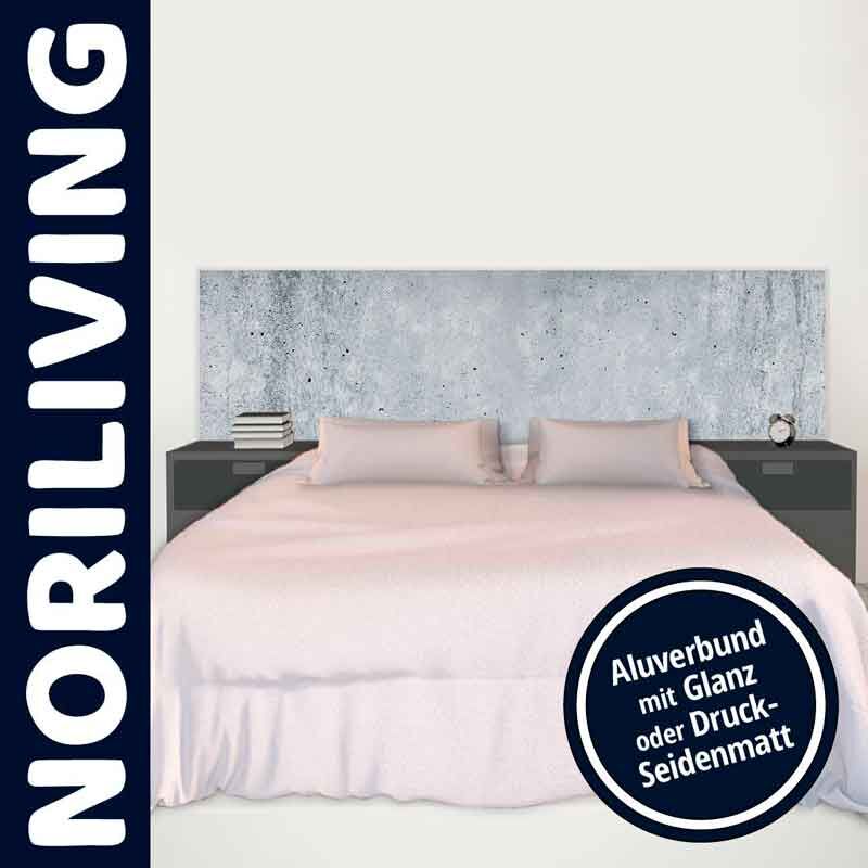 Ein stilvoll eingerichtetes Schlafzimmer mit einem großen Doppelbett und einem modernen Wanddesign aus Aluverbund. Links im Bild steht 'NORILIVING'. Ein Schriftzug betont die Materialien 'Glanz oder Druck-Seidenmatt'.