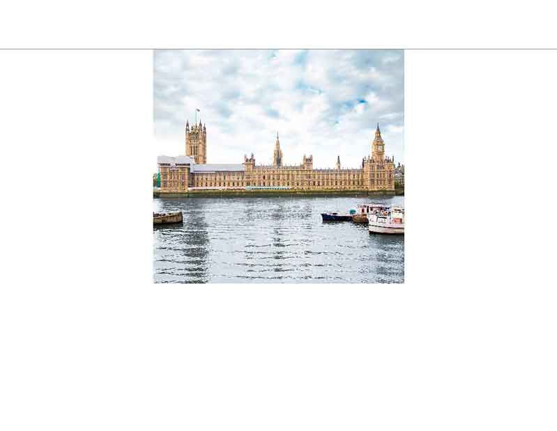 Blick auf den Palast von Westminster und die Themse, Boote auf dem Fluss