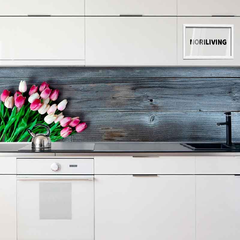 Küchenzeile mit weißen Schränken, Tulpendekor und rustikaler Holzrückwand