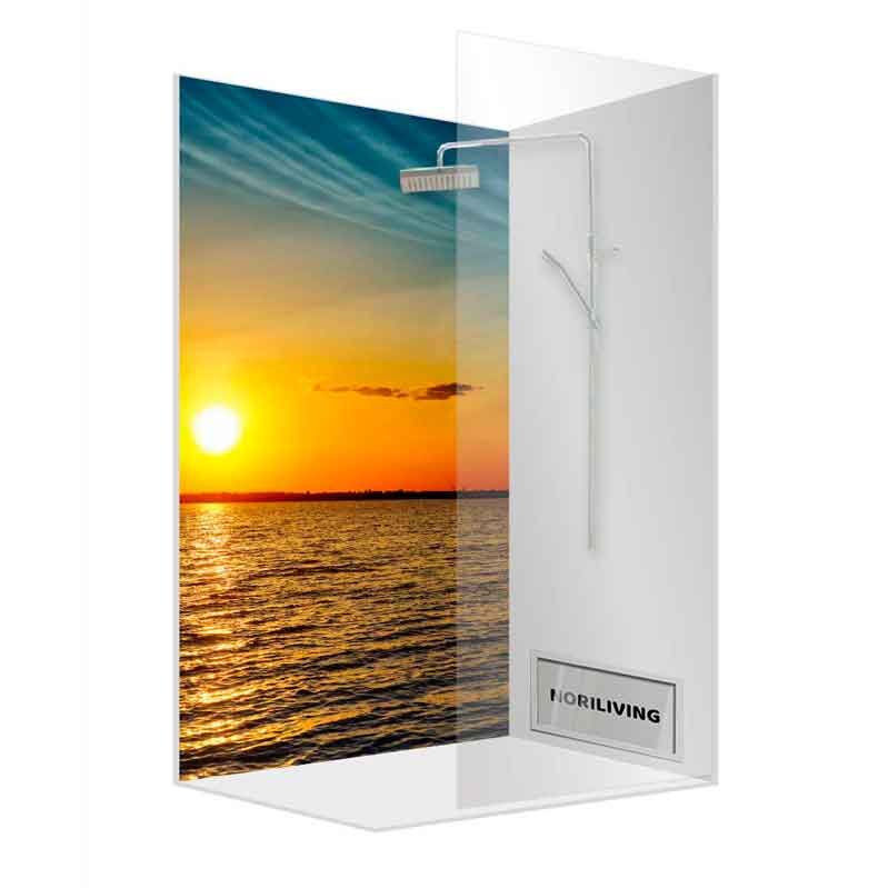 Glas-Duschwand mit einem Motiv eines Sonnenuntergangs über dem Meer, ideal für stilvolle Badezimmer