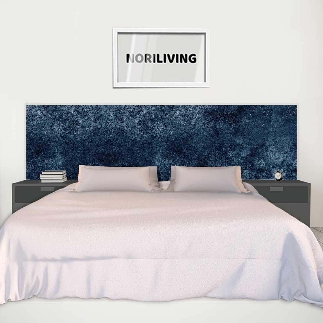 im Schlafzimmer eingebaute Bettrückwand mit Motiv dunkelblaue mystische Wandstruktur 136