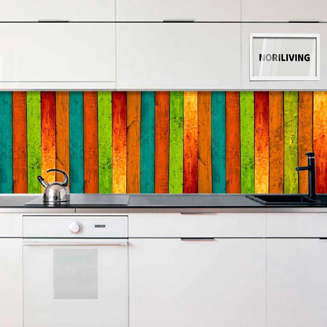 Moderne Küche mit bunter Streifenrückwand und weißem Schrank