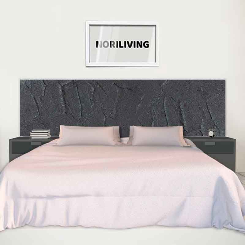 Doppelbett mit schwarzem Kunstlederkopfteil, weißen Bettbezügen und zwei Nachttischen im modernen Schlafzimmerambiente