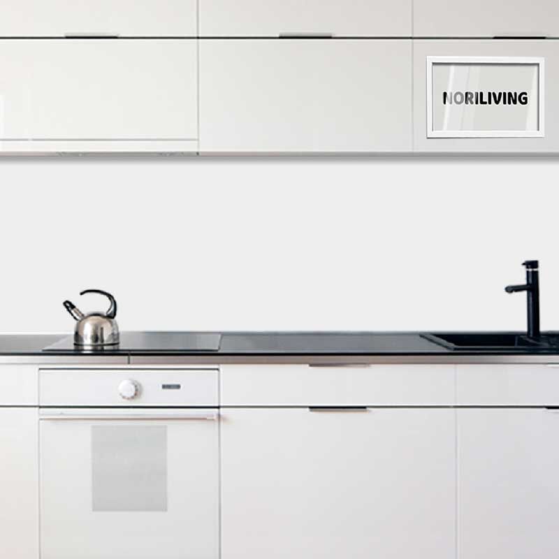 Helle, minimalistische Küche mit weißen Schränken, eingebautem Herd, Spüle und Wasserkocher