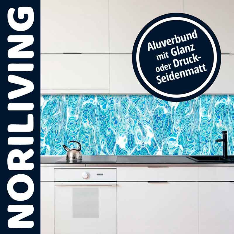 Weiße Küche mit blauem Aluverbund Spritzschutz, glänzend oder druck-seidenmatt, von Noriliving
