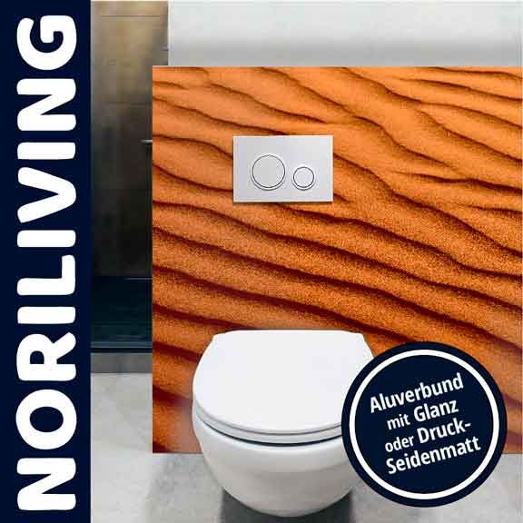 Toilette im Badezimmer mit dekorativer Aluverbundplatte in warmen Sandtönen