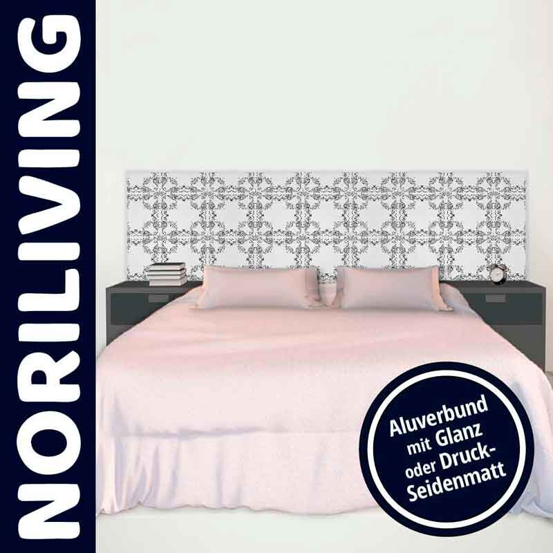 Schlafzimmer mit dekorativem Aluverbund-Kopfteil, Doppelbett und modernen Nachtkästen