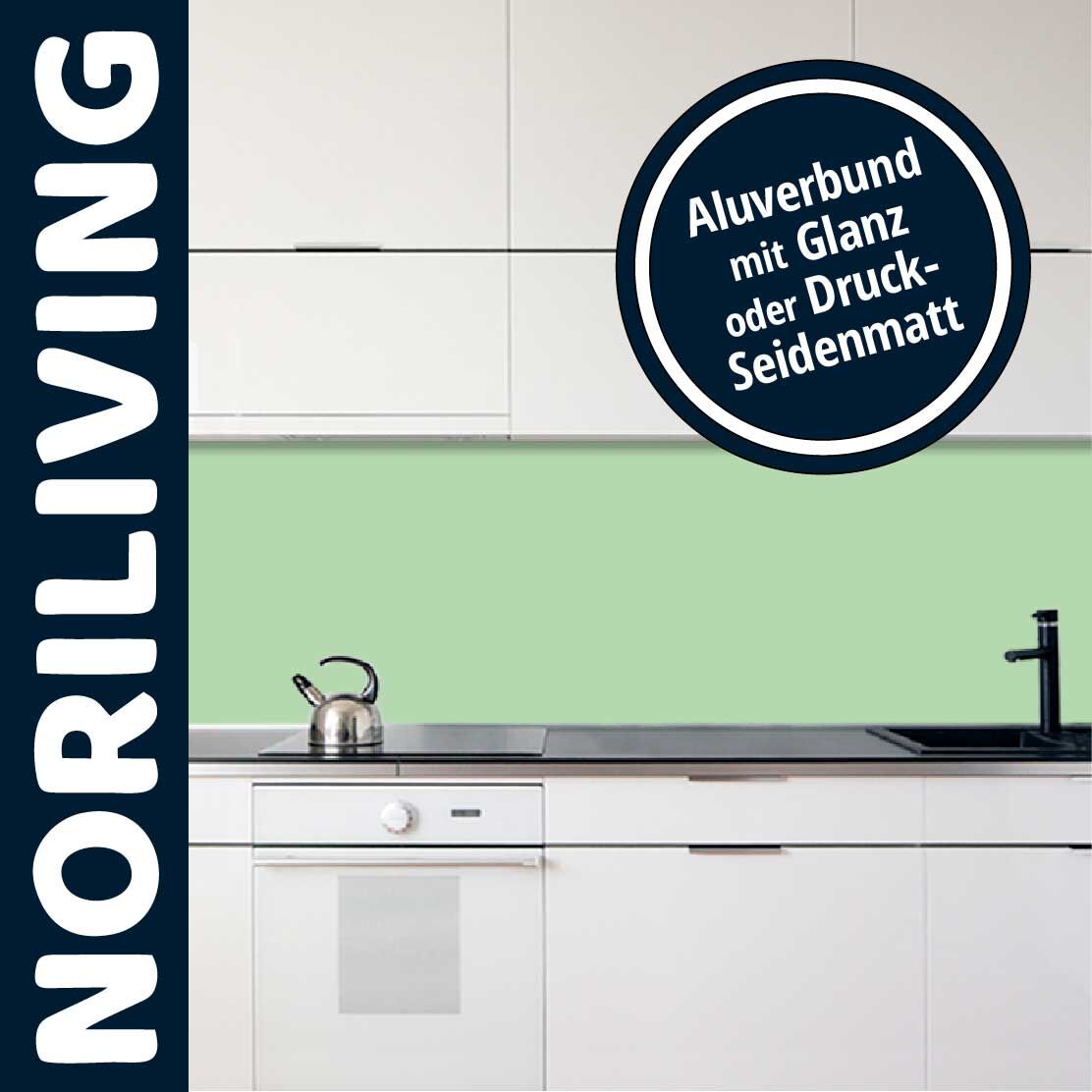 Küche mit weißem Schrank und Aluverbund-Rückwand, glänzend oder in Druckseidenmatt, von NORILIVING