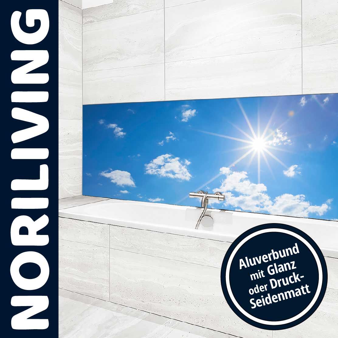 Badezimmer mit einer Wandverkleidung in strahlendem Blau mit Wolken und Sonnenschein, erhältlich in Glanz oder Druck-Seidenmatt.