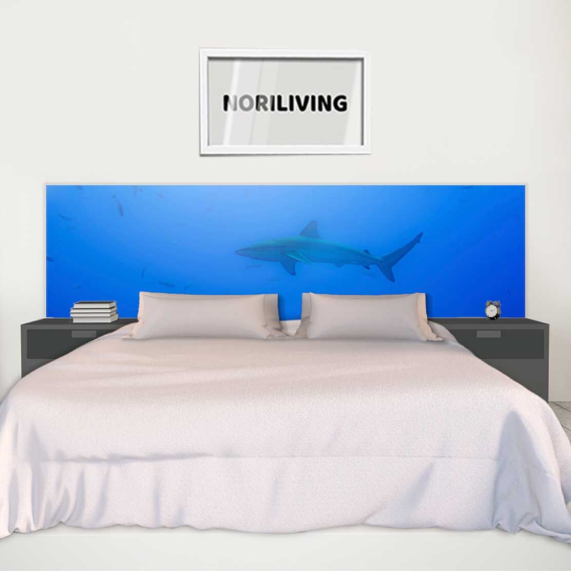 im Schlafzimmer eingebaute Bettrückwand mit Motiv Totenhai unter Wasser 311