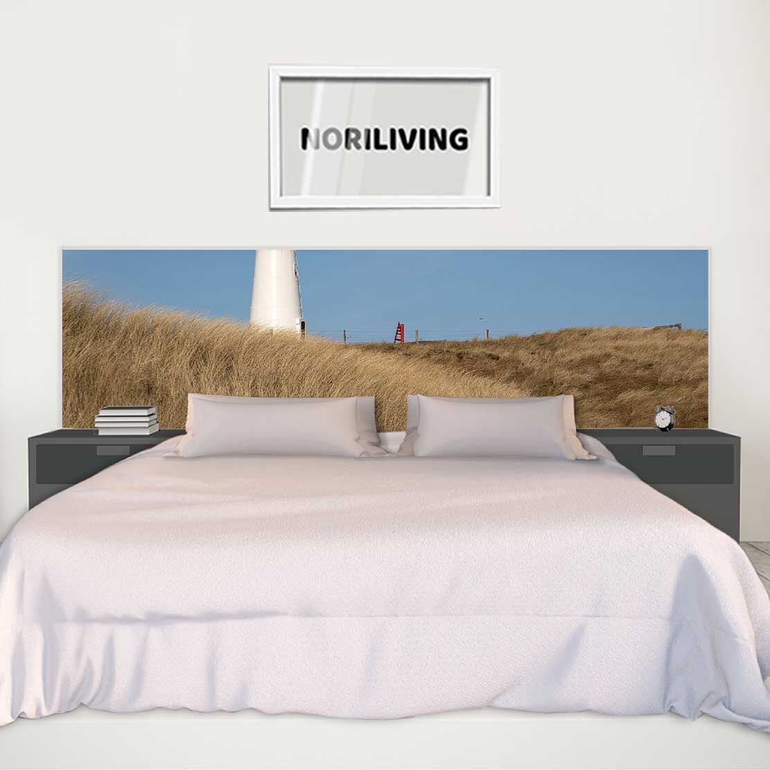 im Schlafzimmer eingebaute Bettrückwand mit Motiv Leuchtturm auf Sylt Nordsee 080