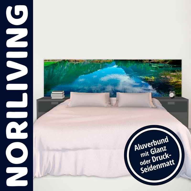 Ein stilvolles Bett mit einem beeindruckenden Aluverbund-Wandbild, das einen Natursee zeigt. Seitentische und Bettwäsche schaffen ein elegantes Ambiente.