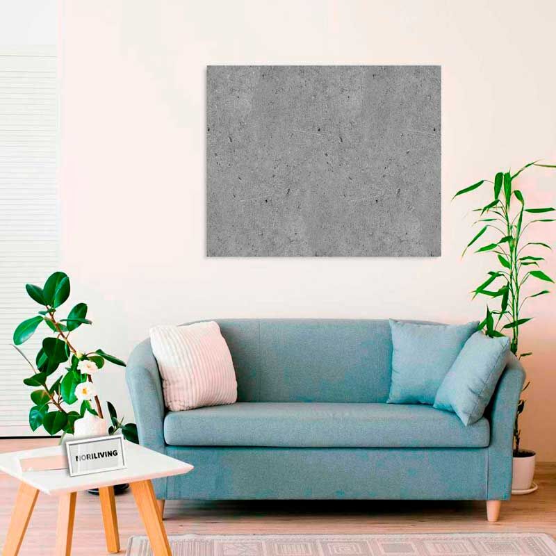 Minimalistisches Wohnzimmer mit blauer Couch, grauer Wanddekoration und Zimmerpflanzen