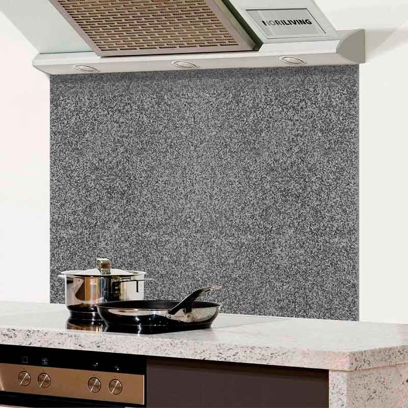 Küchenarbeitsplatte aus Granit mit Dunstabzugshaube und Töpfen