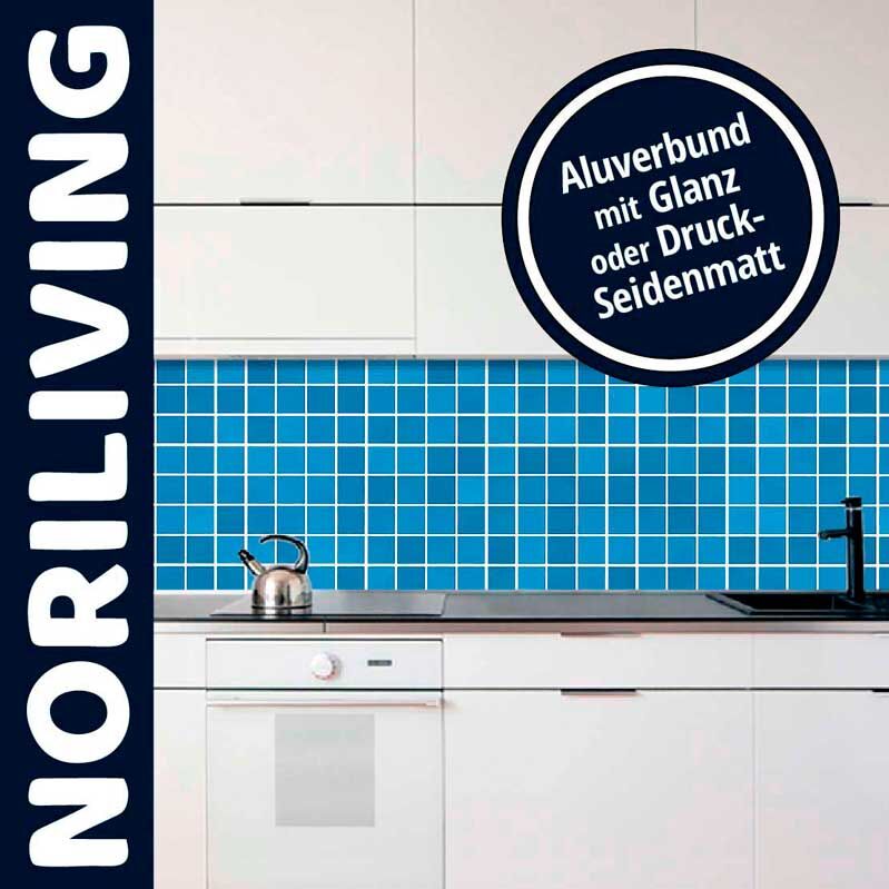 Weiße Küchenschränke mit blauem Fliesenspiegel und Aluverbund in Glanz oder Druck-Seidenmatt, Wasserkocher auf der Arbeitsplatte