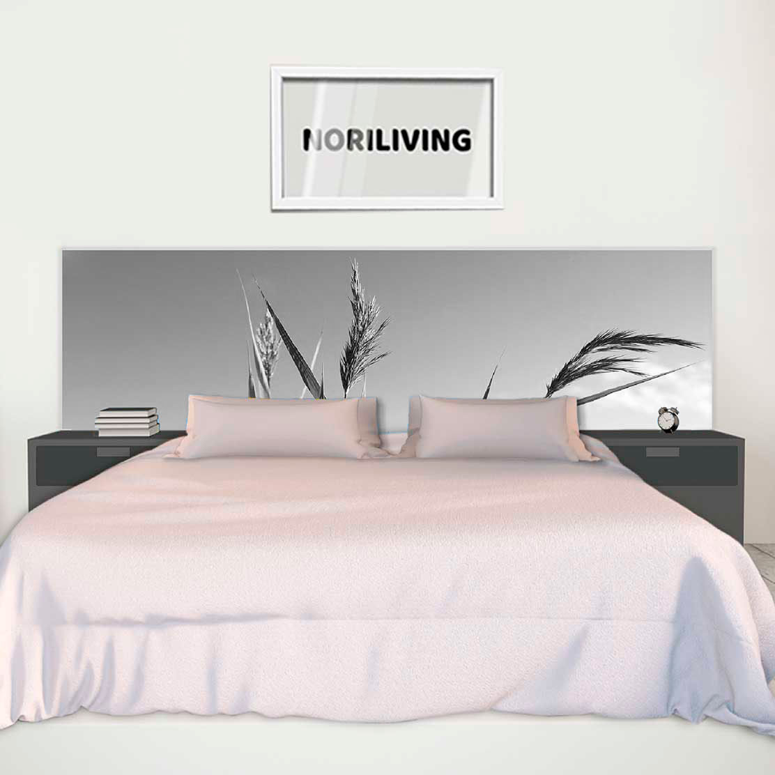 im Schlafzimmer eingebaute Bettrückwand mit Motiv Strand Sand Gras 588 schwarz-weiß