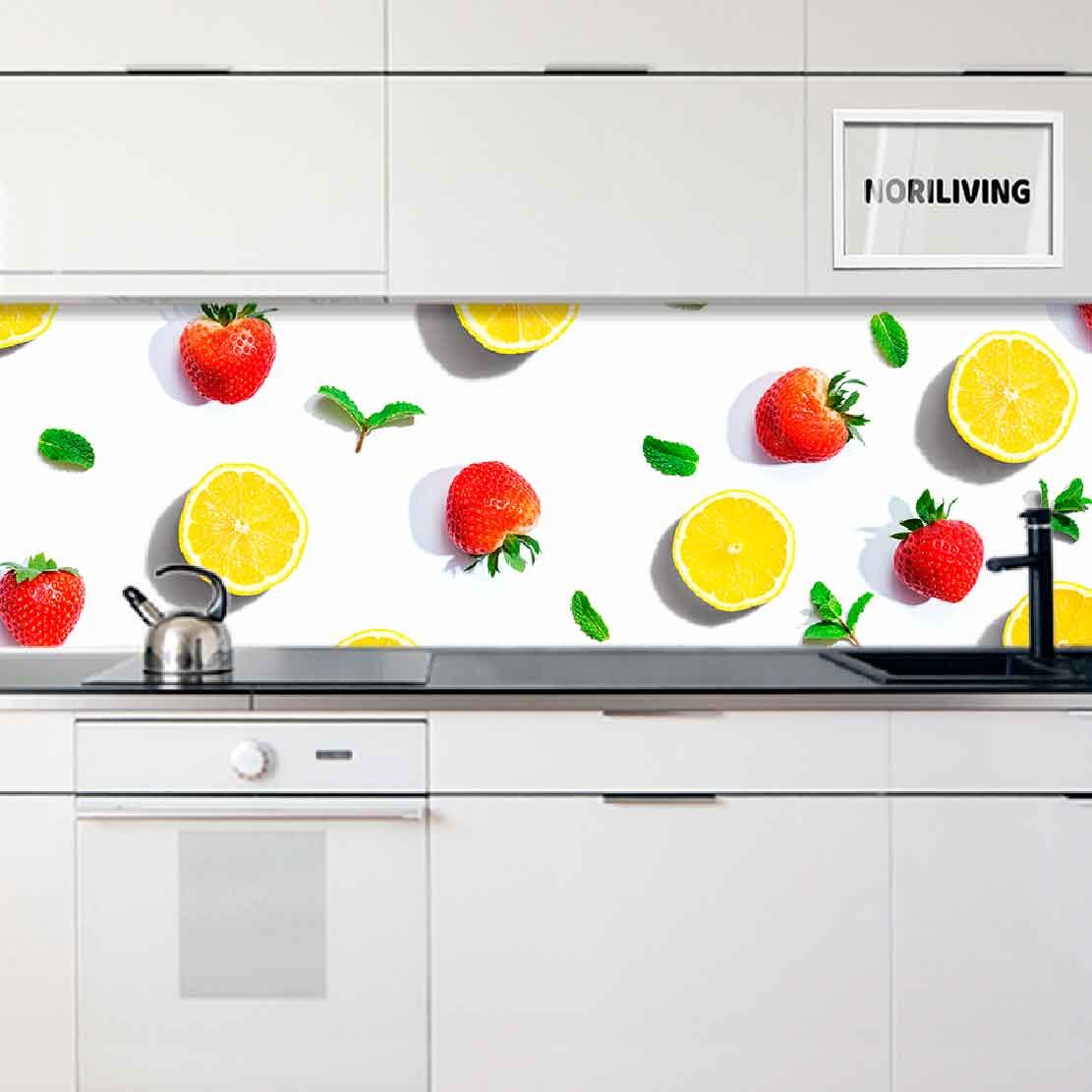 Moderne Küche mit Wanddekor aus Erdbeer- und Zitronenmotiven