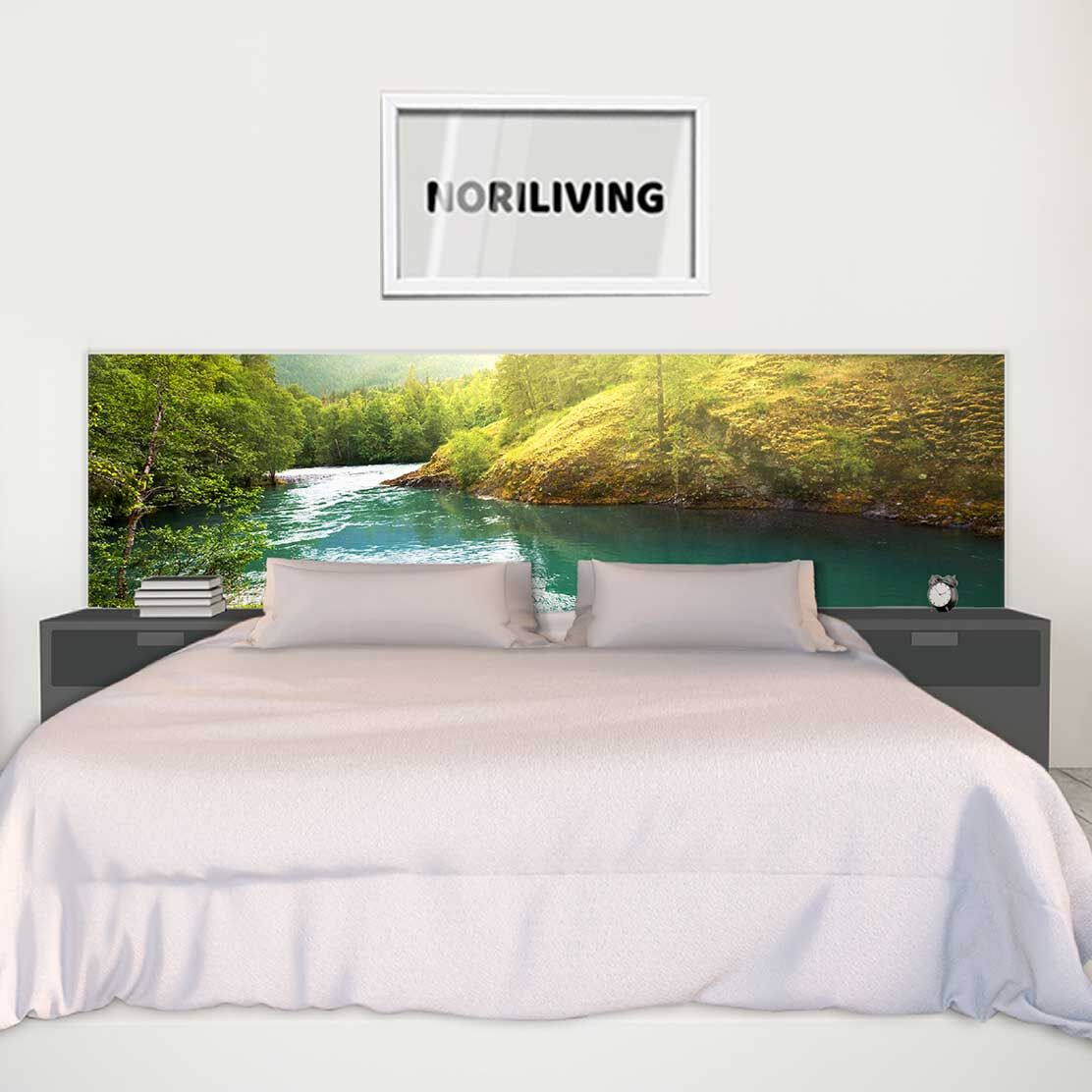 im Schlafzimmer eingebaute Bettrückwand mit Motiv Fluss im Wald 367