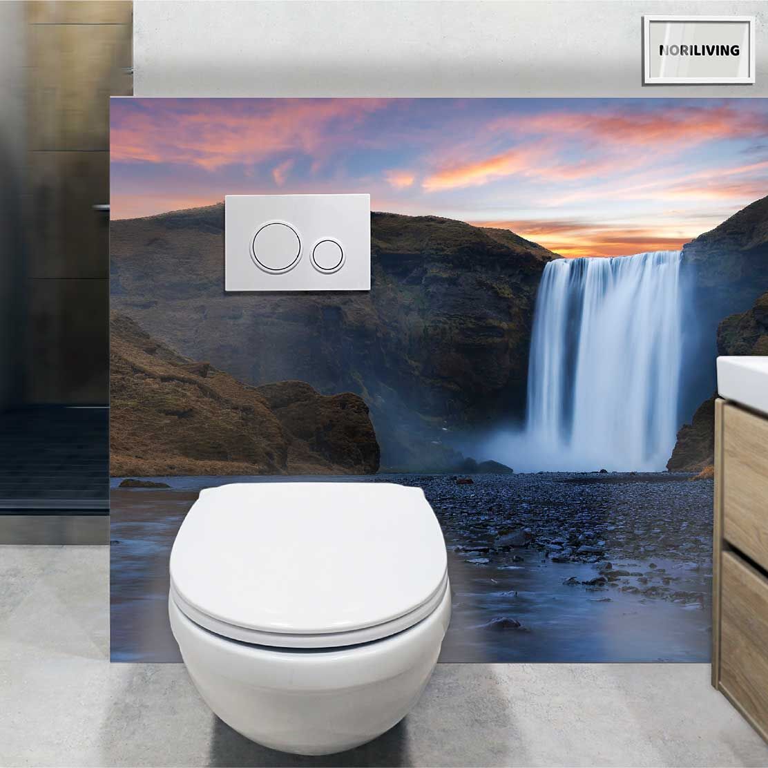 im WC eingebaute Toilettenrückwand mit Motiv Skogafoss-Wasserfall in Island 185