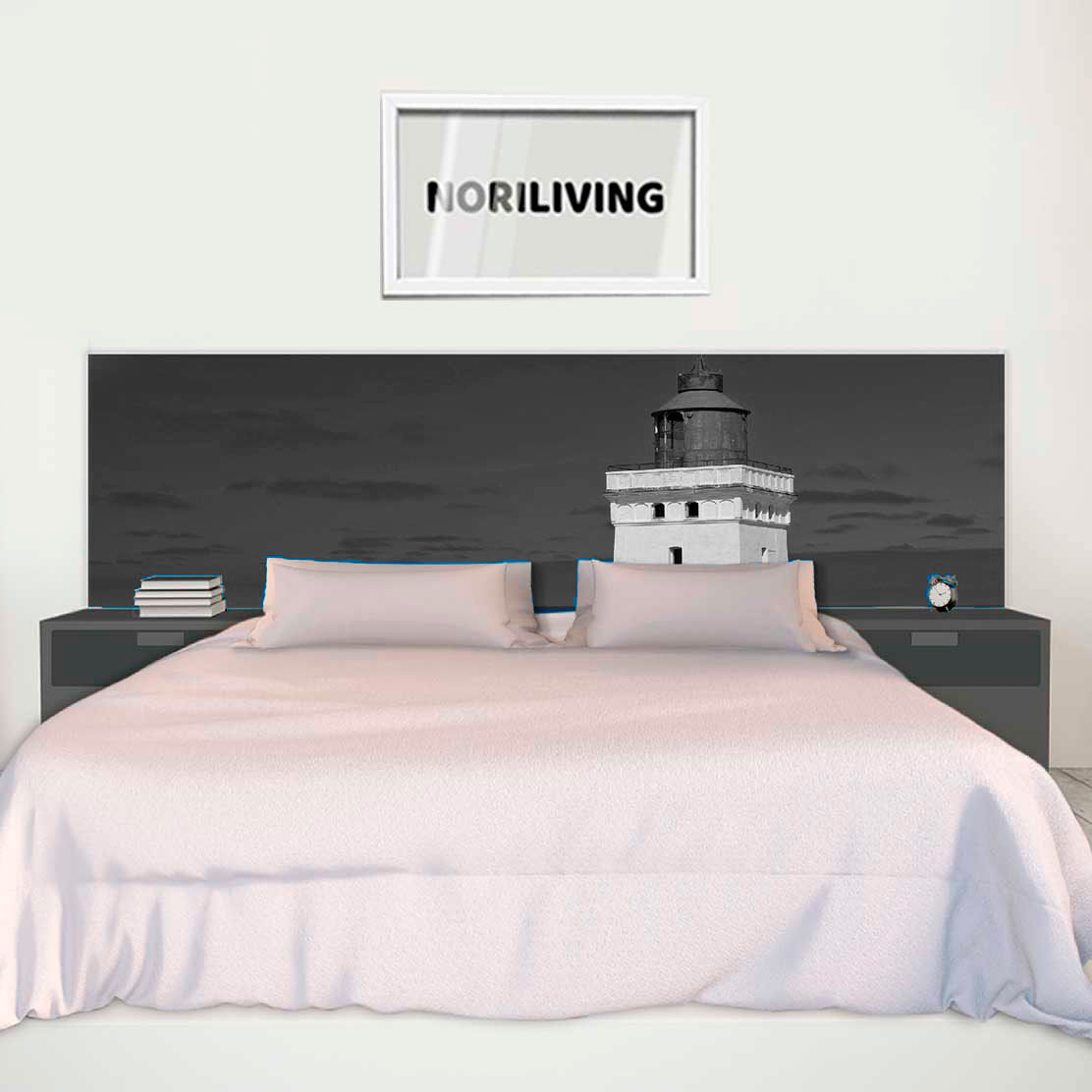 im Schlafzimmer eingebaute Bettrückwand mit Motiv Leuchtturm auf einer Sanddüne Rubjerg Knude Dänemark 868 schwarz-weiß
