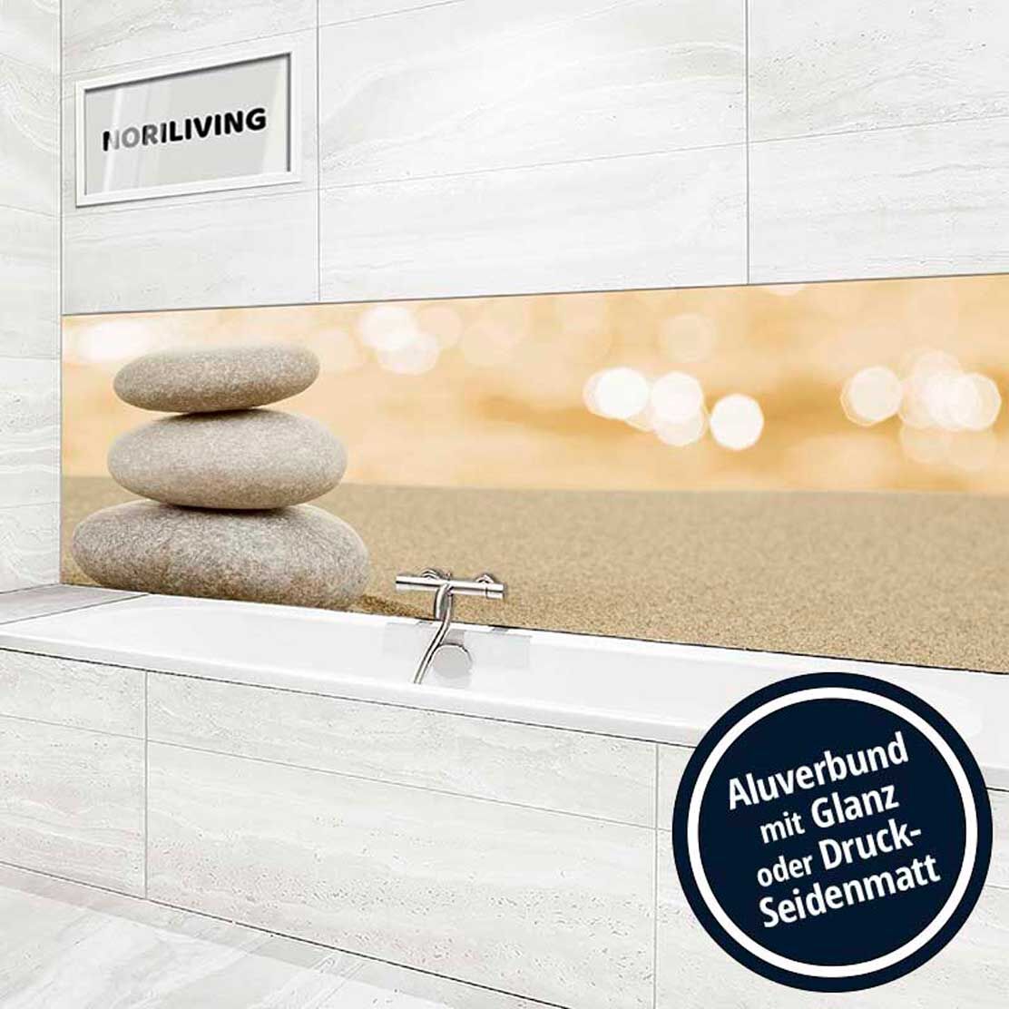 Drei gestapelte Zen-Steine als dekoratives Aluminiumverbundbild über einer modernen Badewanne, erhältlich in Glanz oder Druck-Seidenmatt.
