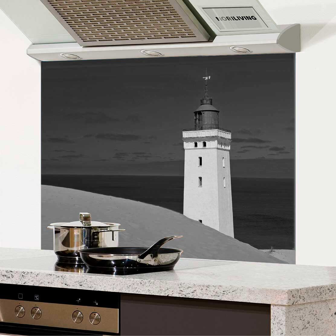 in der Küche eingebauter Spritzschutz Küche - Herd mit Motiv Leuchtturm auf einer Sanddüne Rubjerg Knude Dänemark 868 schwarz-weiß