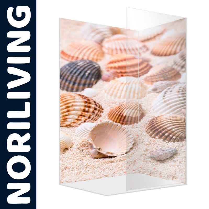 Paravent mit Muschelmotiv von Noriliving, aufgestellt im Sand