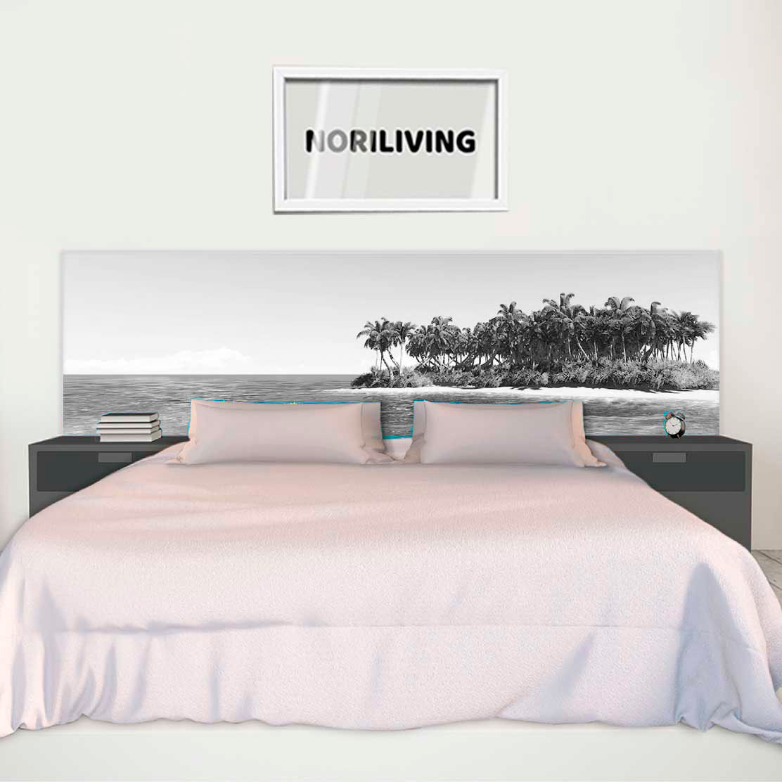 im Schlafzimmer eingebaute Bettrückwand mit Motiv Tropeninsel mit klarem Himmel 042 schwarz-weiß