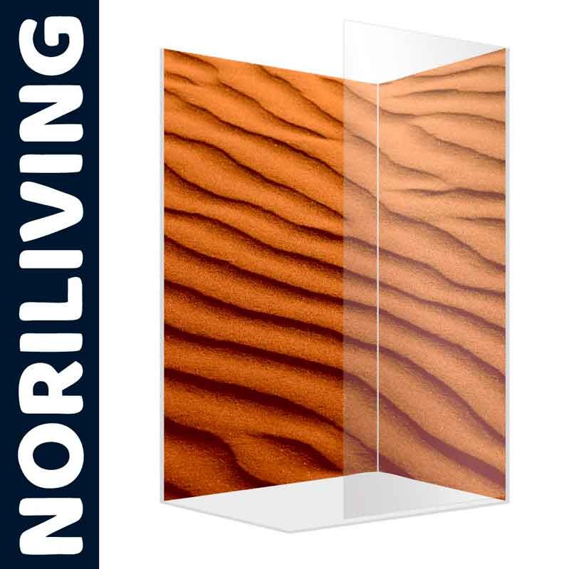 Transparente Glaswand mit wellenförmigem Holzmuster und NORILIVING-Logo