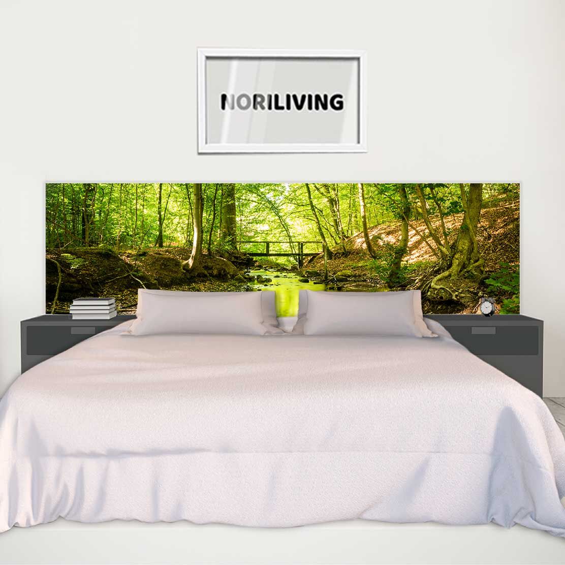 im Schlafzimmer eingebaute Bettrückwand mit Motiv Lichtspiel am Fluß im Park 191