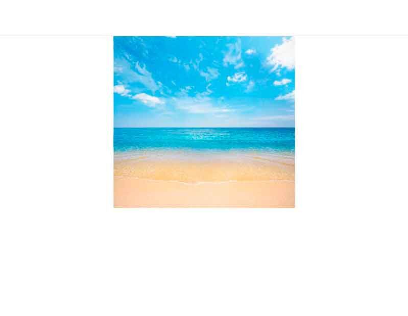 Strandansicht mit goldenem Sand, klarem türkisfarbenem Wasser und strahlend blauem Himmel mit vereinzelten Wolken