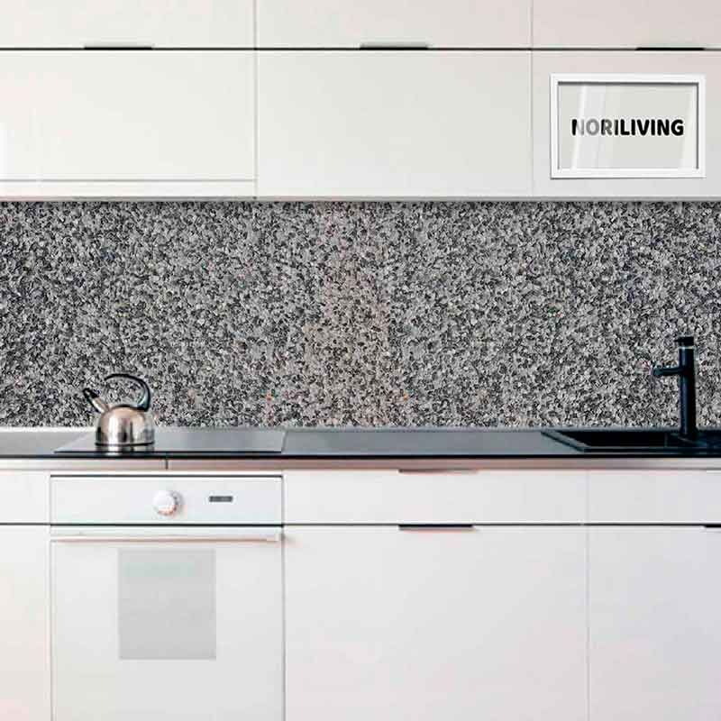 Eine moderne Küche mit einer stilvollen Granitwand, weißen Schränken, Herd und Wasserkocher. Ideal für zeitgenössisches Küchendesign.