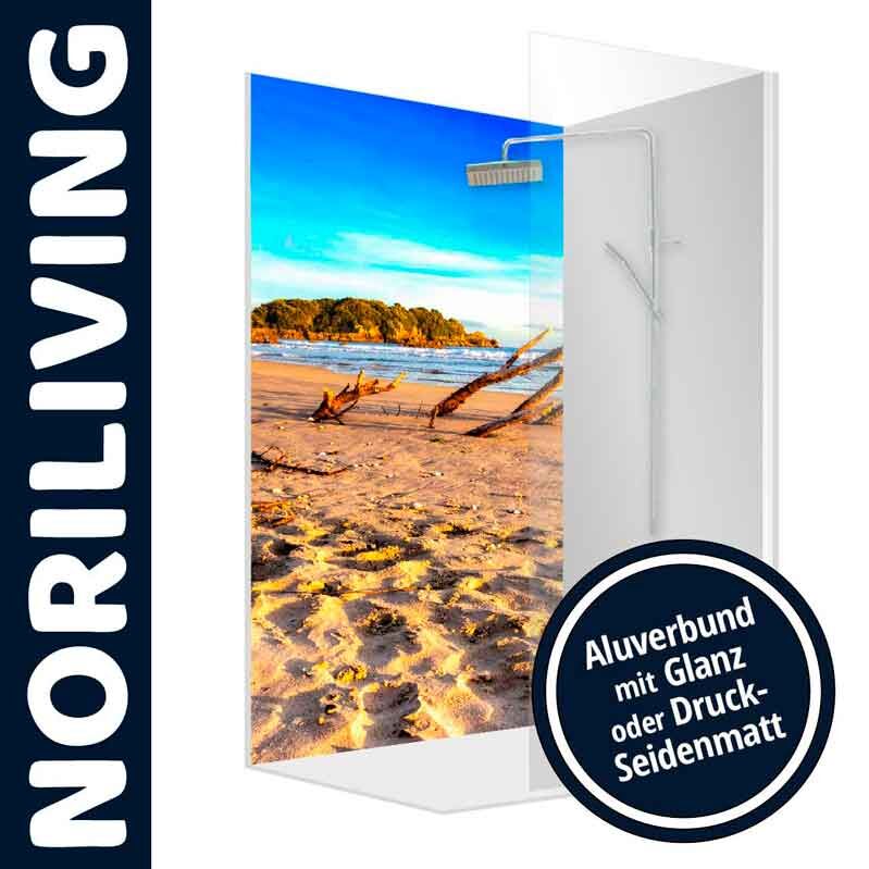 Duschwand von Noriliving mit einem Fotomotiv von einem Strand und einem Aluverbund in Glanz oder Druck-Seidenmatt