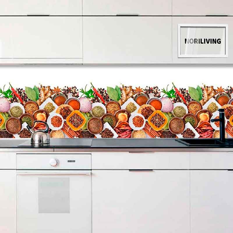 Küchenrückwand mit buntem Gewürzmotiv und weißer Küche
